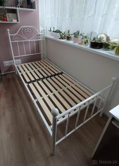 Biela kovová posteľ