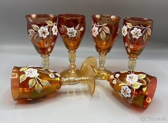 Vínové poháre, červené s kvetmi