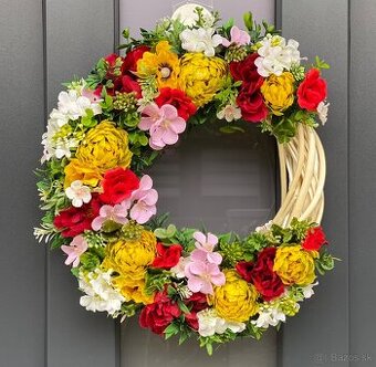 Jarný veniec na svetlom prutenom základe dekorácia darček