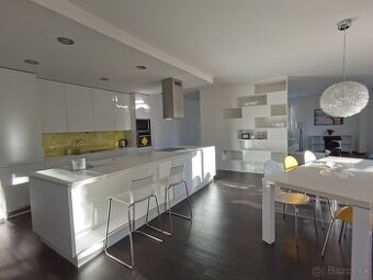 LUXUSNÝ 3 IZBOVÝ BYT 119 m2 S GARÁŽOVÝM STÁTIM, CENTRUM PP