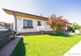 ÚTULNÝ 4 IZBOVÝ RODINNÝ DVOJDOM S BAZÉNOM A TERASOU