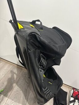 Hokejová taška Bauer na kolieskach.