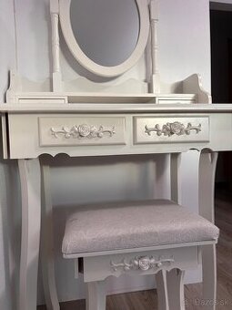 Kozmetický stolík