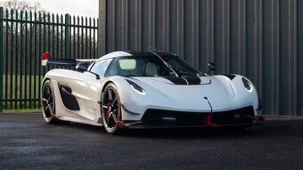 Koenigsegg Jesko Attack, Crystal White & Draco Red