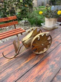 predam mosadznu ozdobu na vino