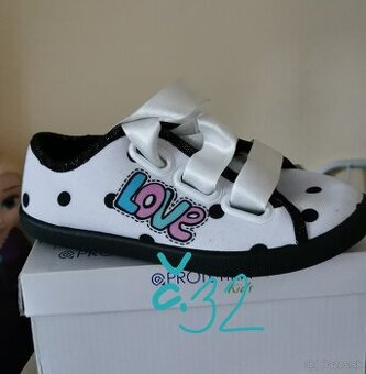 Biele látkové tenisky s bodkami, c. 32 CCC shoes