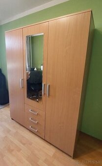 Šatníková skriňa so zrkadlom