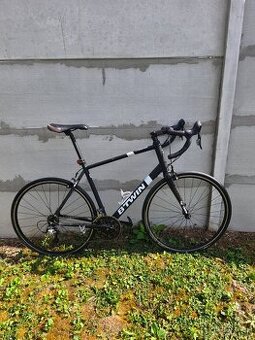Cestný bicykel s karbón vidlicou triban 500