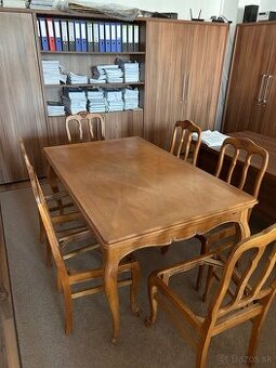 Jedálenský stol so stoličkami