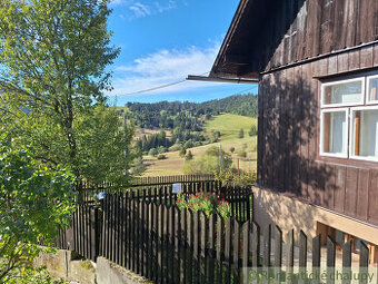 Drevenica na konci obce, na kopci s dych berúcimi výhľadmi