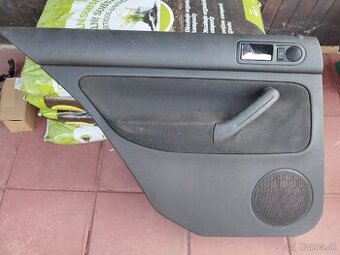 Staršie čalunenie na zadné ľavé dvere na VW Golf 4