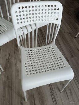 Stolička biela