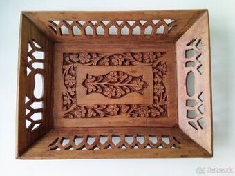 Dřevěný, vyřezávaný košík