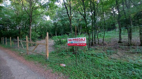 Pozemok v blízkosti jazera o výmere 1570 m2 v obci Devičany