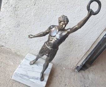 Vacsia kovova soska na mramorovom podstavci