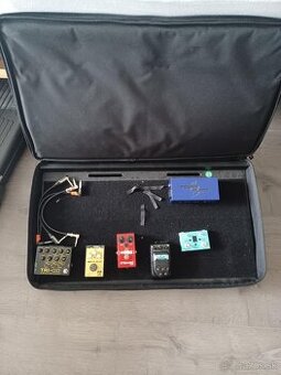 pedalboard s efektami , overdrive delay autowah looper ..