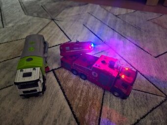 2 motorizované autíčka - 1