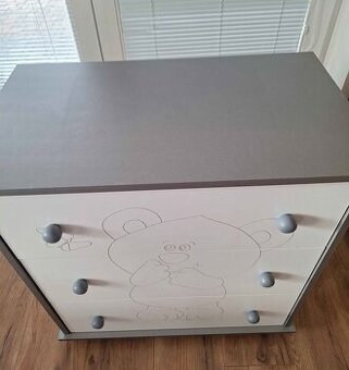 Komoda s prebalovacím pultom