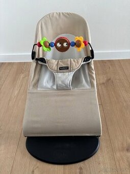Lehátko Babybjorn s hračkou