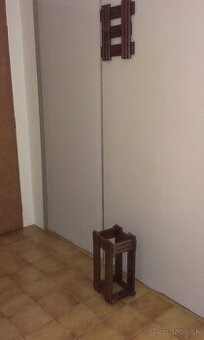 Drevený stojan a vešiak - 1