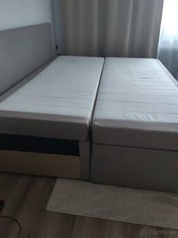 Postel piskovej farby