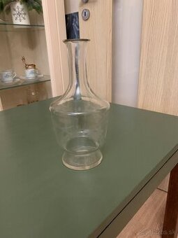 Stará sklenená karafa, fľaša s výbrusom