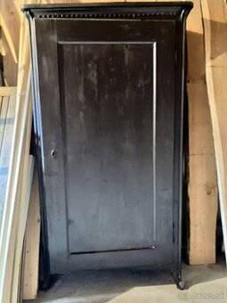 Starožitná skriňa