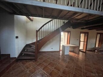 Masívne drevené schody