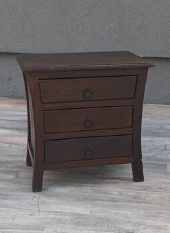 Stolík nočný v koloniálnom štýle.