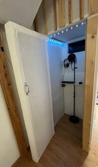 Nahrávacia kabína (Vocal booth) (Recording booth)