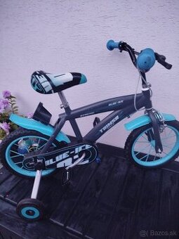 Detský bicykel s pomocnými kolieskami