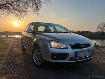 Ford Focus sedan 1.6 VCT Ghia - veľmi zachovalý