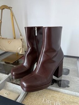 Dámske Bershka členkové čižmy v hnedej farbe