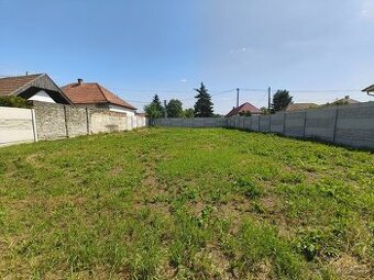 Stavebný pozemok s povolením v Palárikove .