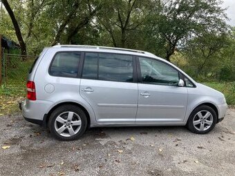 Volkswagen Touran striebornej farby