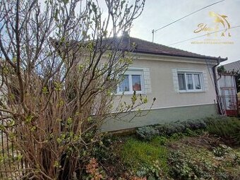 Presvetlený dom s rovinatým pozemkom