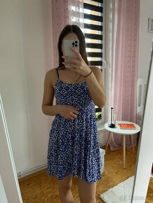 Modrobielé šaty - 1