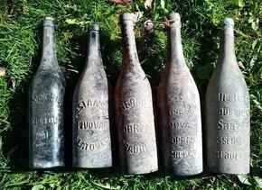 Staré fľaše s nápismi