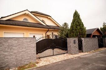 Vila s vnútorným bazénom, saunou v Miloslavove