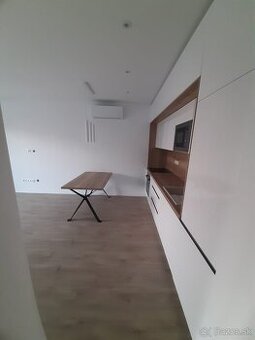 2i čiastočne zariadený byt s balkónom, staré sídlisko Priev