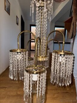 Kryštálový luster vo vintage štýle z 90. rokov