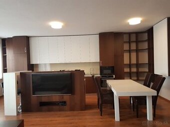 Priestranný 4izbový byt 120m2 s krytým parkovaním pre 2 autá