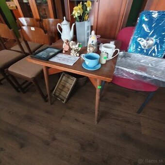 Predám drevený stôl