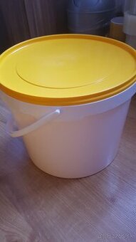 Predám vedro (biele) 10L + viečko na vedro 10L (žlté)