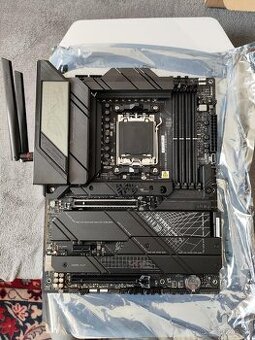 Predam Asus Strix X670E-F gaming wifi