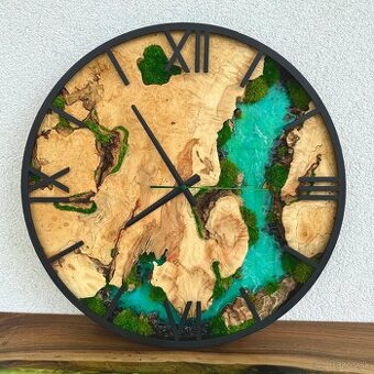 Machové hodiny s drevom a epoxidom 50cm priemer