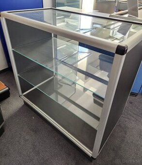 Výstavný pult s hliníkovými profilmi