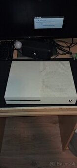 Xbox one s + monitor podložka pod myš klavesnica sluchadla