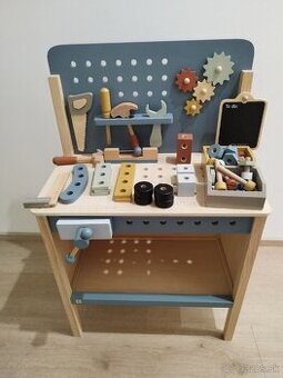 Detsky dielenky stol s naradim a prislusenstvom
