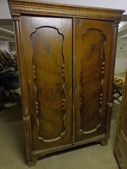 Starožitná skriňa